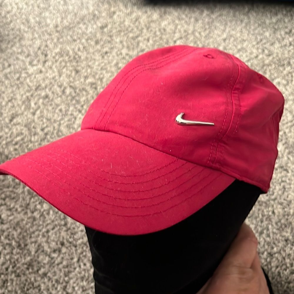 Nike Red Hat - Silver swoosh